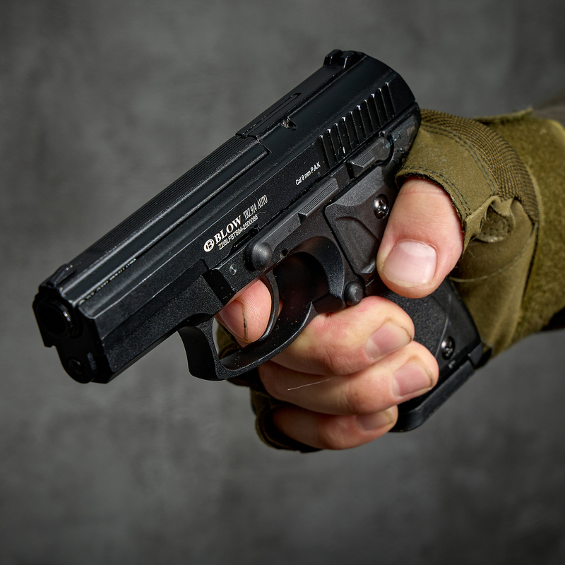 Холостий пістолет, який стріляє як автомат